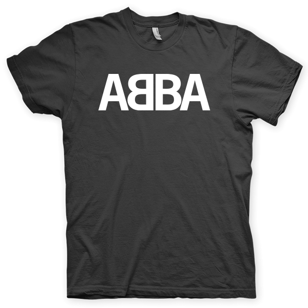 Montagem digital da camiseta preta com estampa azul com arte centralizada da banda ABBA