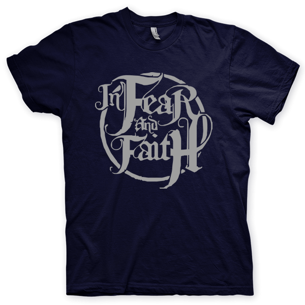 Montagem digital da camiseta preta com estampa azul com arte centralizada da banda In Fear And Faith, Your World on Fire