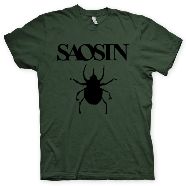 Montagem digital da camiseta preta com estampa azul com arte centralizada da banda Saosin, Sleepers