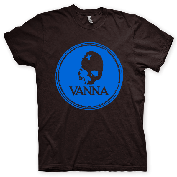 Montagem digital da camiseta preta com estampa azul com arte centralizada da banda Vanna, Trashmouth