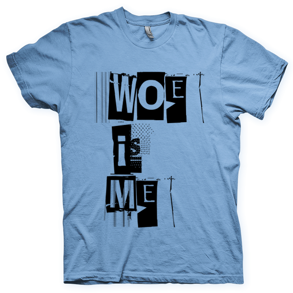 Montagem digital da camiseta preta com estampa azul com arte centralizada da banda Woe, Is Me, Numbers