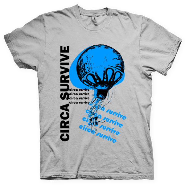Montagem digital da camiseta preta com estampa azul com arte centralizada da banda Circa Survive, On Letting Go