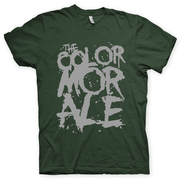 Montagem digital da camiseta preta com estampa azul com arte centralizada da banda The Color Morale, Strange Comfort