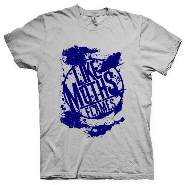 Montagem digital da camiseta preta com estampa azul com arte centralizada da banda Like Moths To Flames, An Eye For an Eye