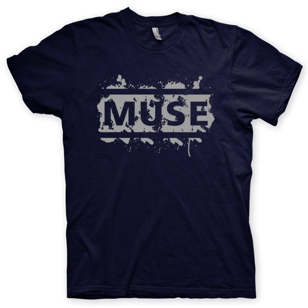 Montagem digital da camiseta preta com estampa azul com arte centralizada da banda Muse, Pressure