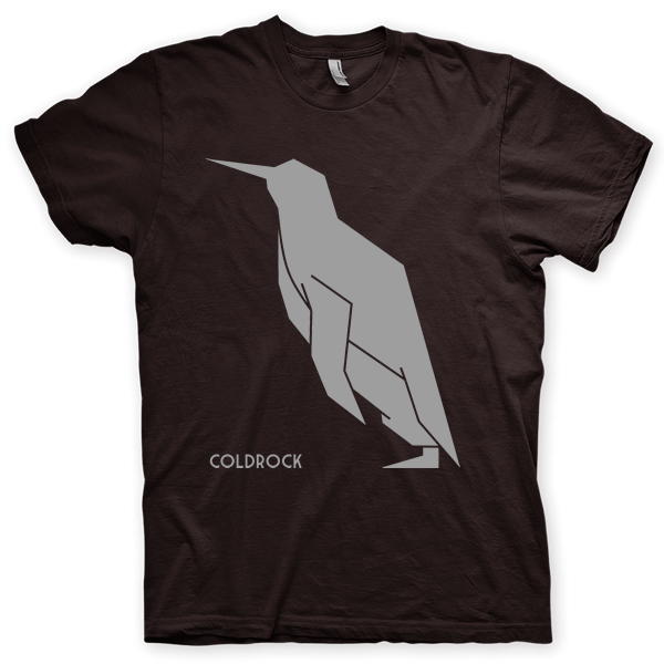 Montagem digital da camiseta preta com estampa azul com arte centralizada da banda Coldrock