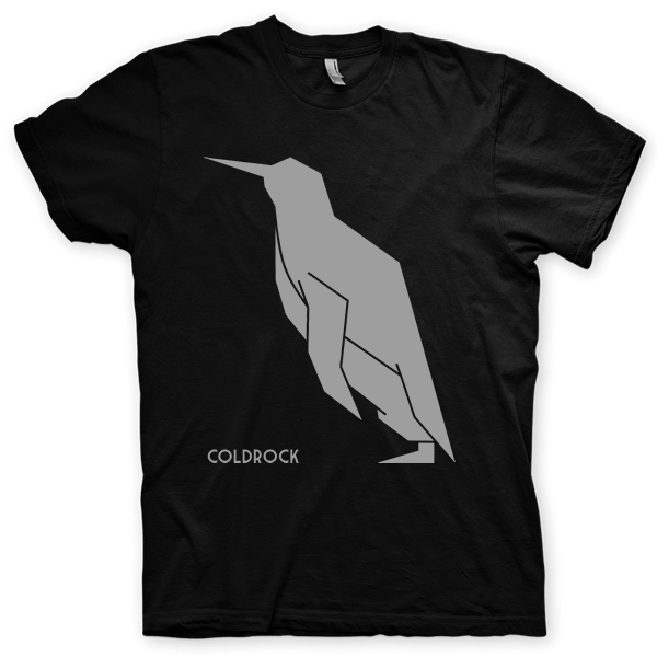 Montagem digital da camiseta preta com estampa azul com arte centralizada da banda Coldrock