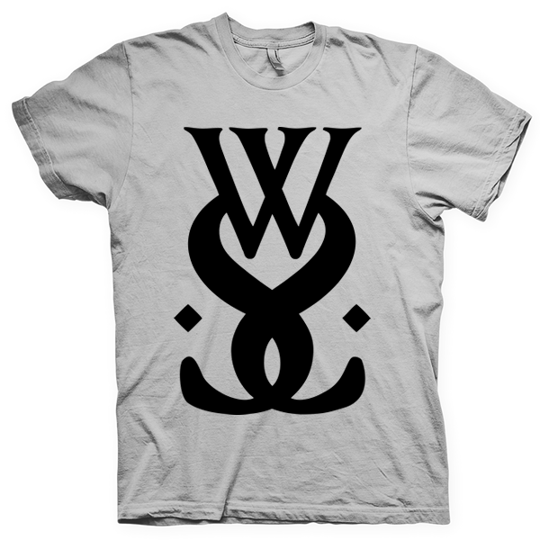 Montagem digital da camiseta preta com estampa azul com arte centralizada da banda While She Sleeps