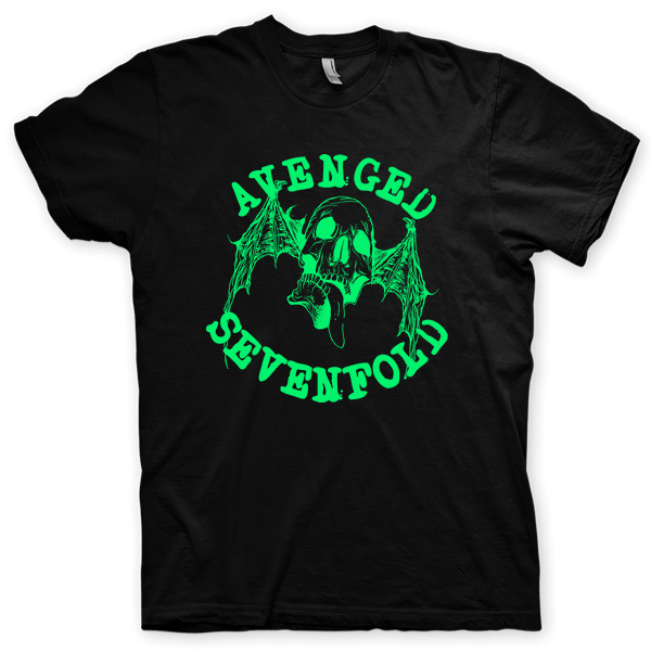 Montagem digital da camiseta preta com estampa azul com arte centralizada da banda Avenged Sevenfold