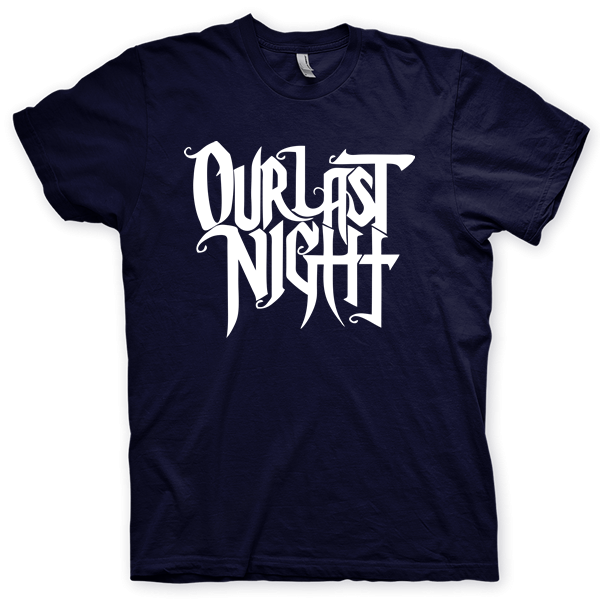 Montagem digital da camiseta preta com estampa azul com arte centralizada da banda Our Last Night