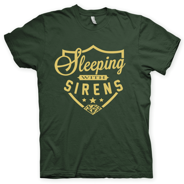 Montagem digital da camiseta preta com estampa azul com arte centralizada da banda Sleeping With Sirens