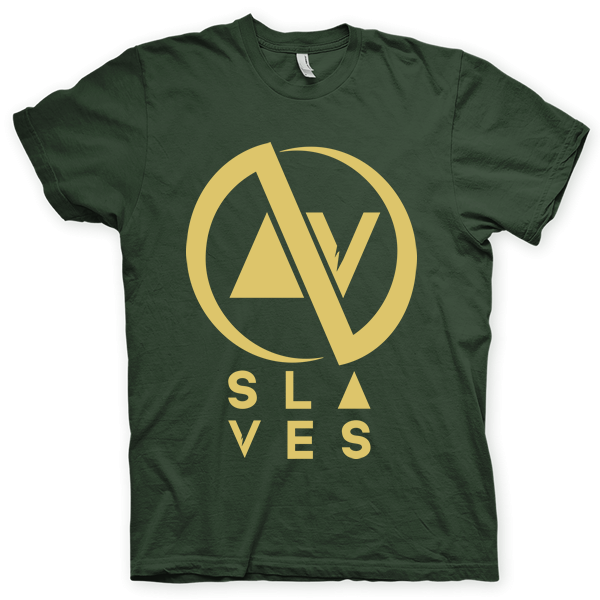 Montagem digital da camiseta preta com estampa azul com arte centralizada da banda Slaves, The Pact
