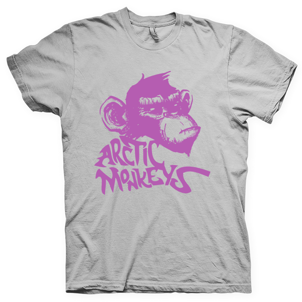 Montagem digital da camiseta preta com estampa azul com arte centralizada da banda Arctic Monkeys