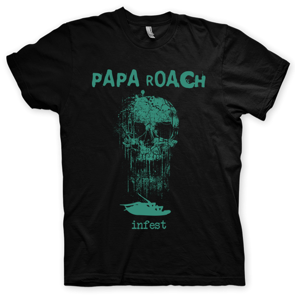 Montagem digital da camiseta preta com estampa azul com arte centralizada da banda Papa Roach, Infest