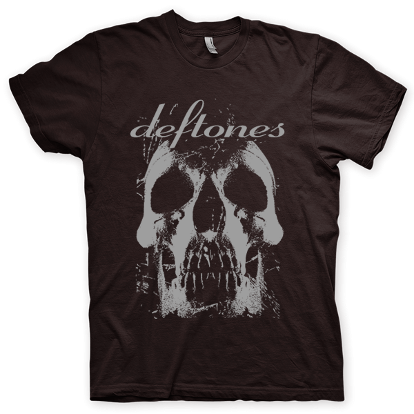 Montagem digital da camiseta preta com estampa azul com arte centralizada da banda Deftones, Minerva