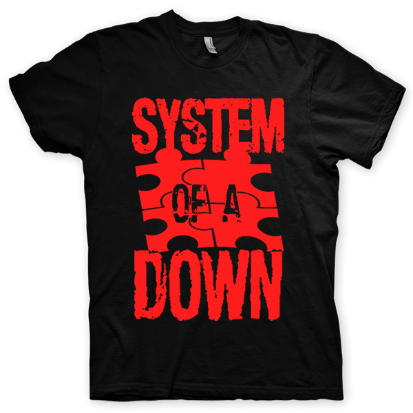 Montagem digital da camiseta preta com estampa azul com arte centralizada da banda System of a Down, Chop Suey