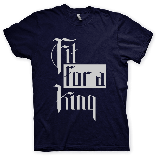 Montagem digital da camiseta preta com estampa azul com arte centralizada da banda Fit For a King, Creation