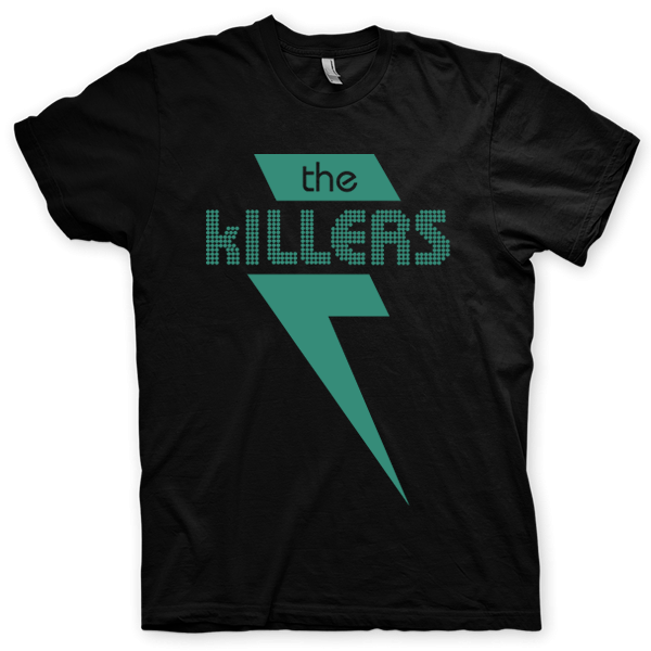 Montagem digital da camiseta preta com estampa azul com arte centralizada da banda The Killers, When You Were Young