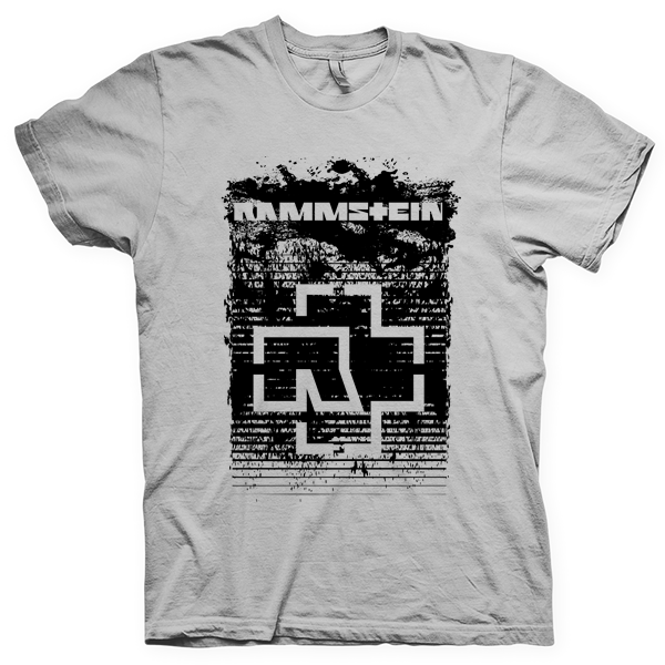 Montagem digital da camiseta preta com estampa azul com arte centralizada da banda Rammstein