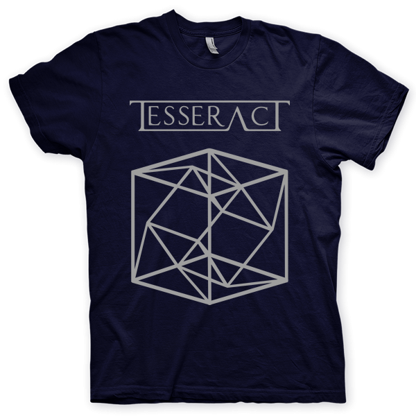 Montagem digital da camiseta preta com estampa azul com arte centralizada da banda Tesseract