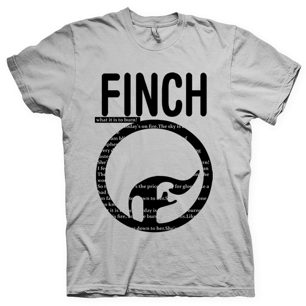 Montagem digital da camiseta preta com estampa azul com arte centralizada da banda Finch