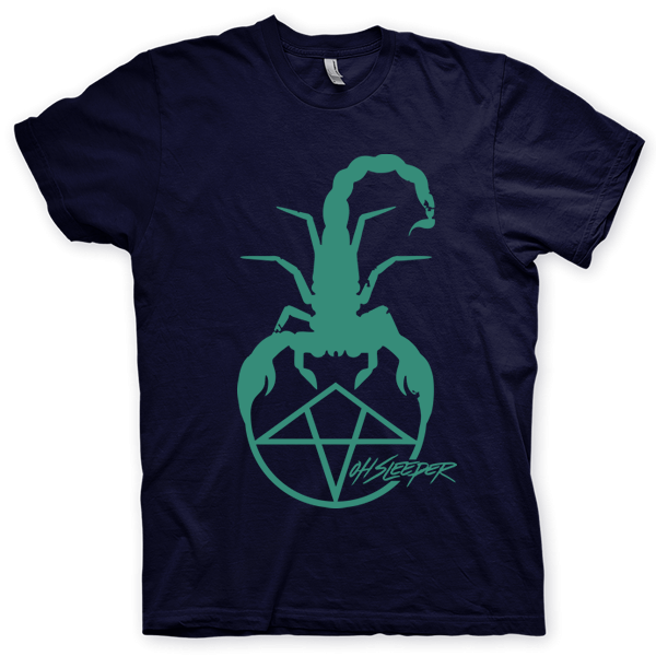 Montagem digital da camiseta preta com estampa azul com arte centralizada da banda Oh, Sleeper