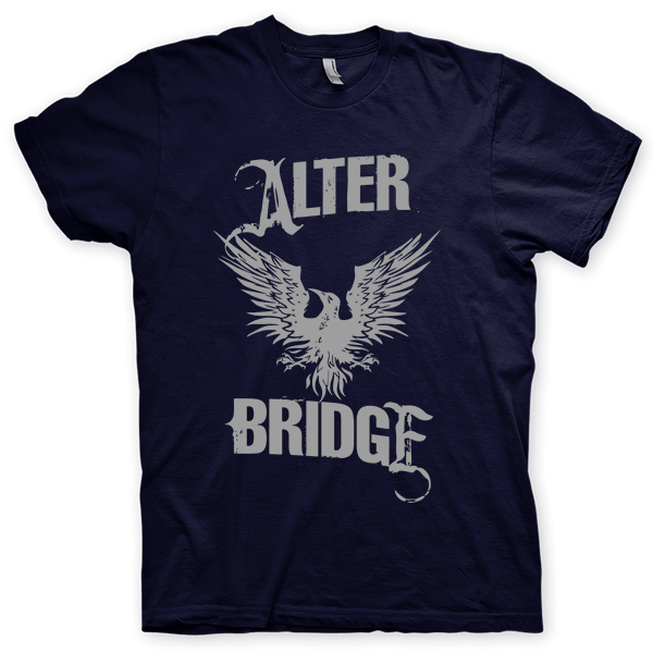 Montagem digital da camiseta preta com estampa azul com arte centralizada da banda Alter Bridge