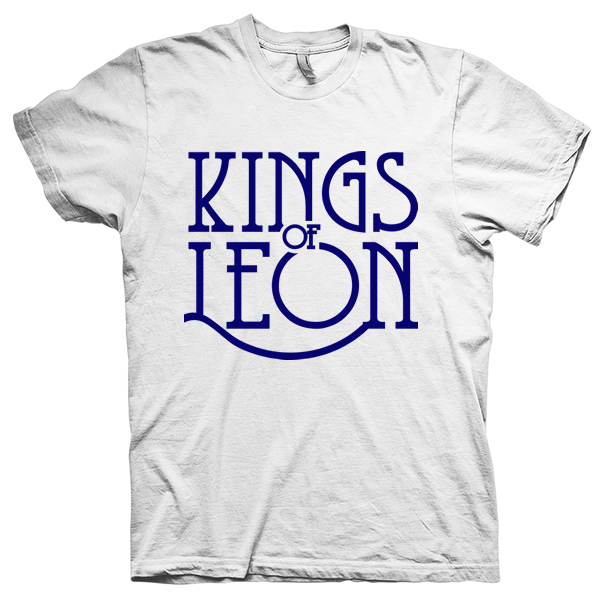 Montagem digital da camiseta preta com estampa azul com arte centralizada da banda Kings of Leon