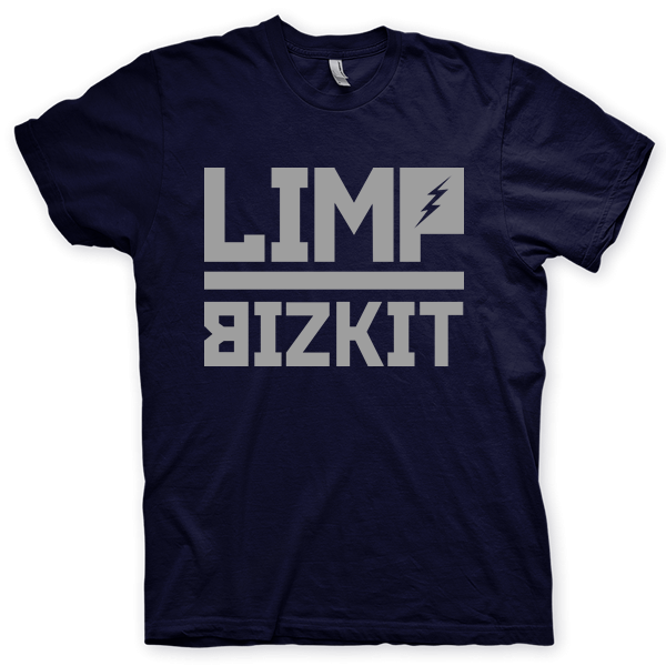 Montagem digital da camiseta preta com estampa azul com arte centralizada da banda Limp Bizkit, Rollin