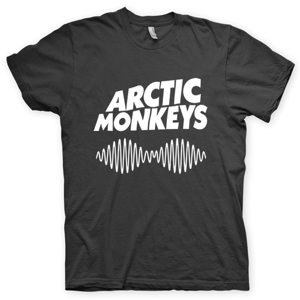 Montagem digital da camiseta preta com estampa azul com arte centralizada da banda Arctic Monkeys