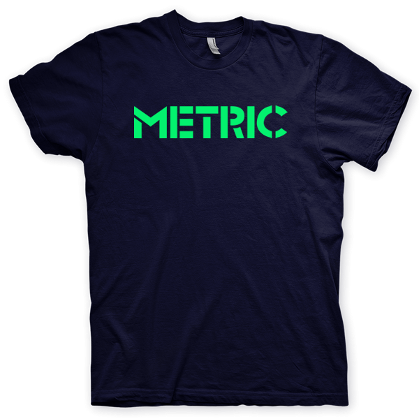 Montagem digital da camiseta preta com estampa azul com arte centralizada da banda Metric