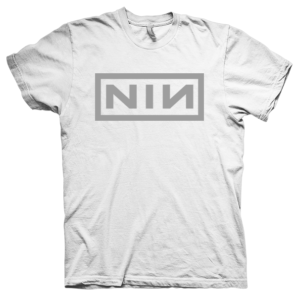 Montagem digital da camiseta preta com estampa azul com arte centralizada da banda Nine Inch Nails