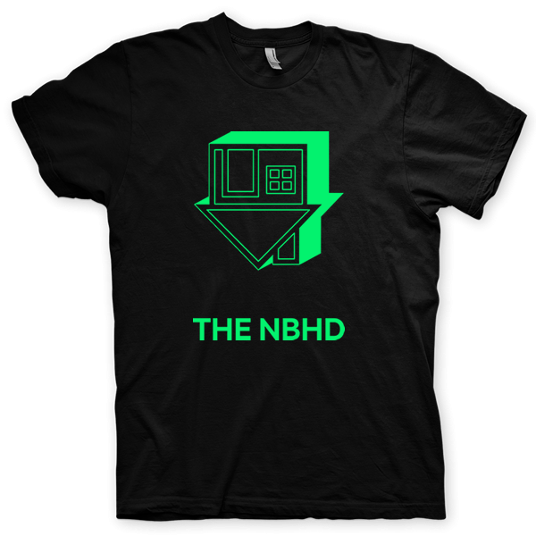 Montagem digital da camiseta preta com estampa azul com arte centralizada da banda The Neighbourhood