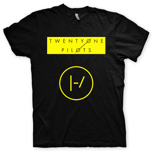 Montagem digital da camiseta preta com estampa azul com arte centralizada da banda Twenty One Pilots
