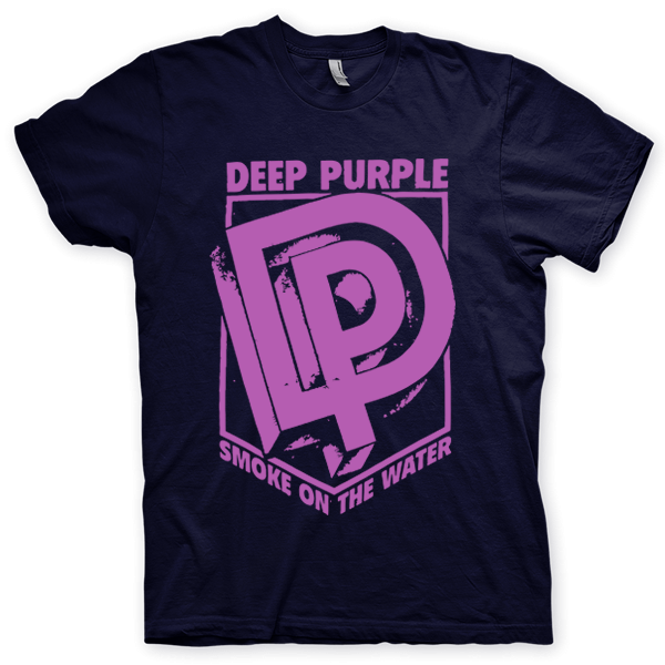 Montagem digital da camiseta preta com estampa azul com arte centralizada da banda Deep Purple, Smoke On The Water