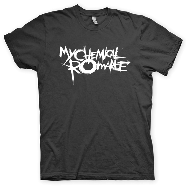 Montagem digital da camiseta preta com estampa azul com arte centralizada da banda My Chemical Romance