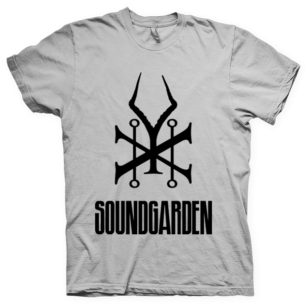 Montagem digital da camiseta preta com estampa azul com arte centralizada da banda Soundgarden