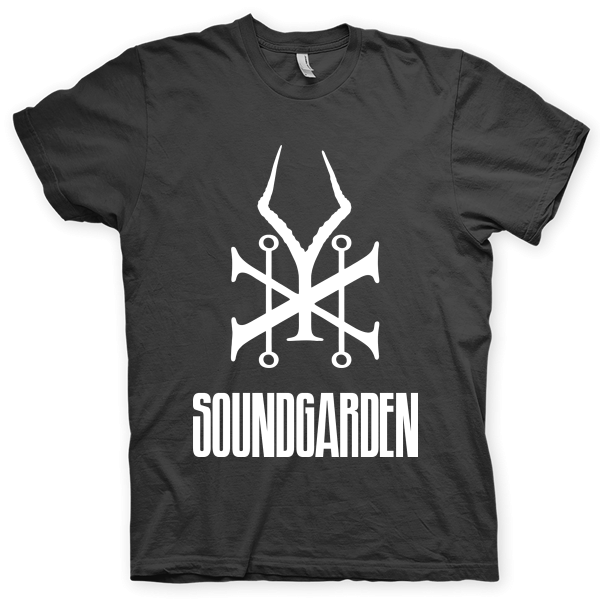 Montagem digital da camiseta preta com estampa azul com arte centralizada da banda Soundgarden