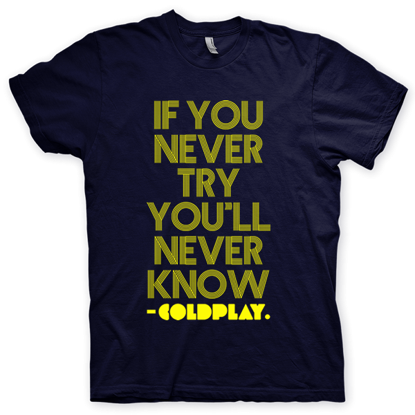 Montagem digital da camiseta preta com estampa azul com arte centralizada da banda Coldplay