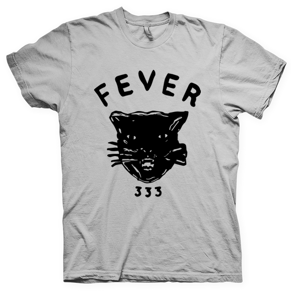Montagem digital da camiseta preta com estampa azul com arte centralizada da banda FEVER 333