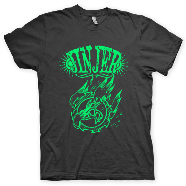 Montagem digital da camiseta preta com estampa azul com arte centralizada da banda Jinjer