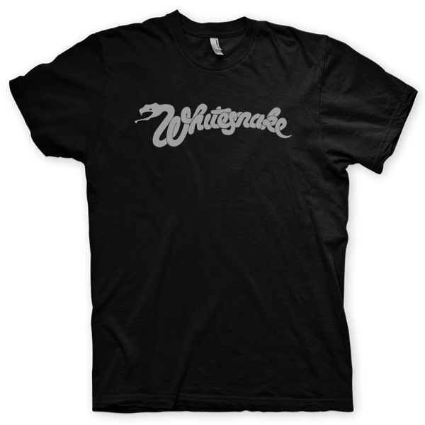 Montagem digital da camiseta preta com estampa azul com arte centralizada da banda Whitesnake