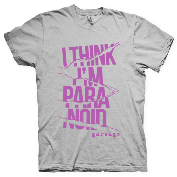 Montagem digital da camiseta preta com estampa azul com arte centralizada da banda Garbage
