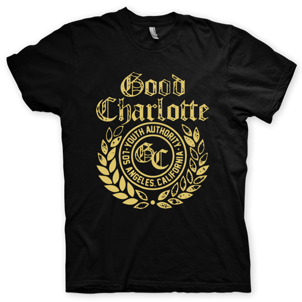 Montagem digital da camiseta preta com estampa azul com arte centralizada da banda Good Charlotte