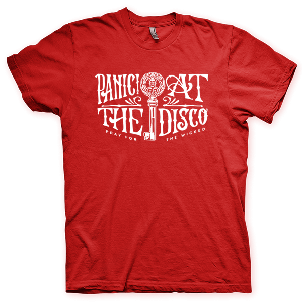 Montagem digital da camiseta preta com estampa azul com arte centralizada da banda Panic! At The Disco