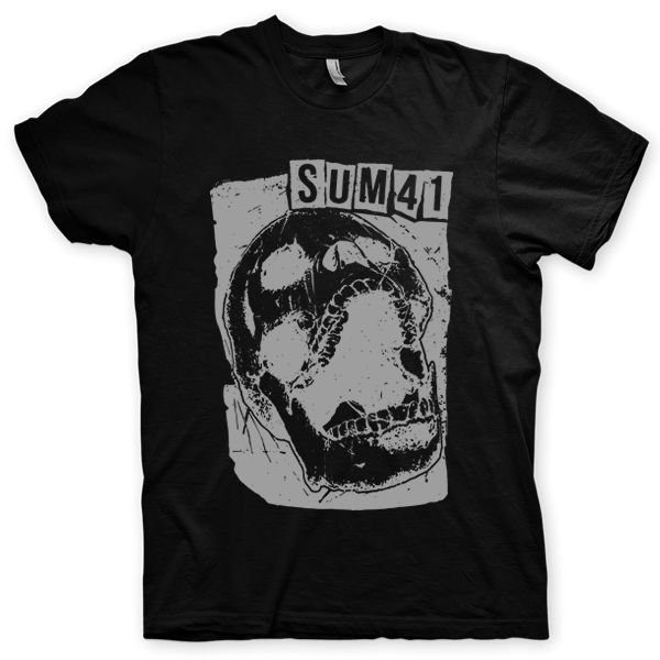 Montagem digital da camiseta preta com estampa azul com arte centralizada da banda Sum 41