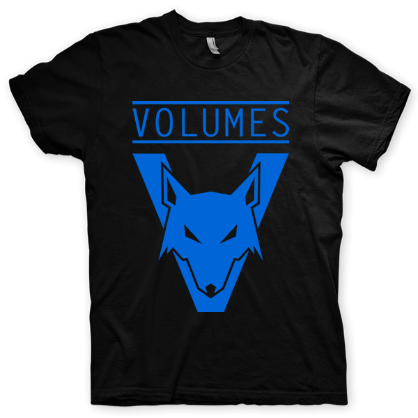 Montagem digital da camiseta preta com estampa azul com arte centralizada da banda Volumes