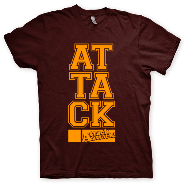 Montagem digital da camiseta preta com estampa azul com arte centralizada da banda Attack Attack!
