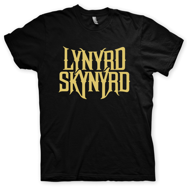 Montagem digital da camiseta preta com estampa azul com arte centralizada da banda Lynyrd Skynyrd