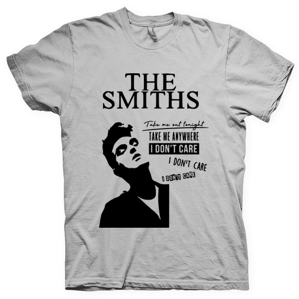 Montagem digital da camiseta preta com estampa azul com arte centralizada da banda The Smiths